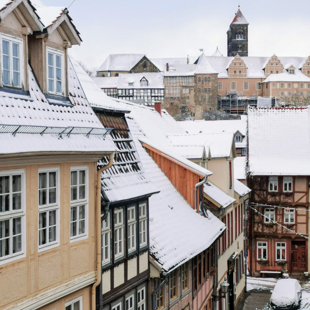 Quedlinburg im Winter. Fachwerk und Stiftskirche